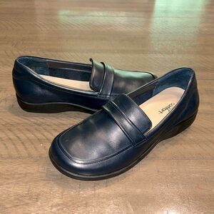 Strictly Comfort Leather navy blue loafer shoes size 7 wide